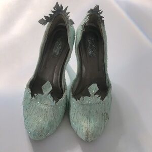 Frozen themed Elsa shoes size 7.5